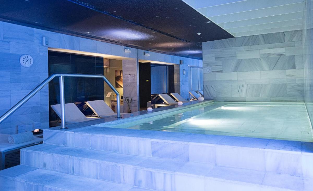 una gran piscina en un edificio con escaleras en Hospes Palacio de los Patos, a Member of Design Hotels, en Granada