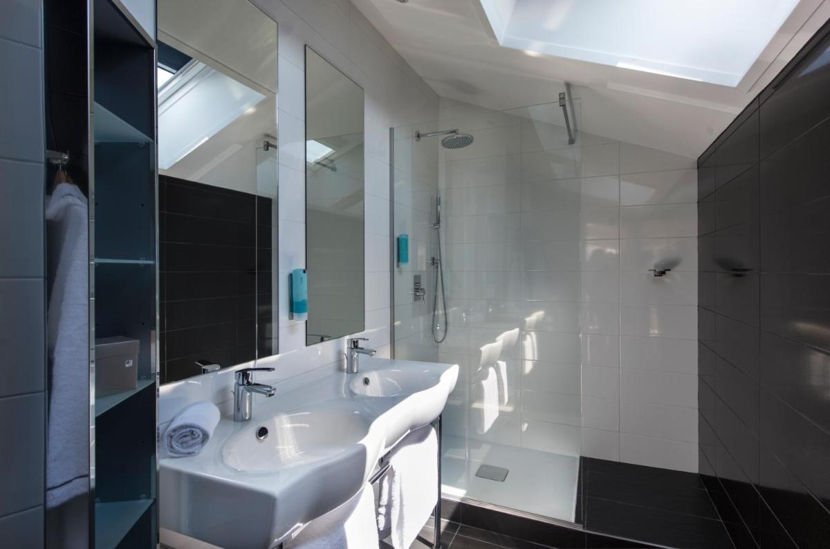 Salle de bains dans l'établissement Hôtel Valdys Thalasso & Spa - les Pins