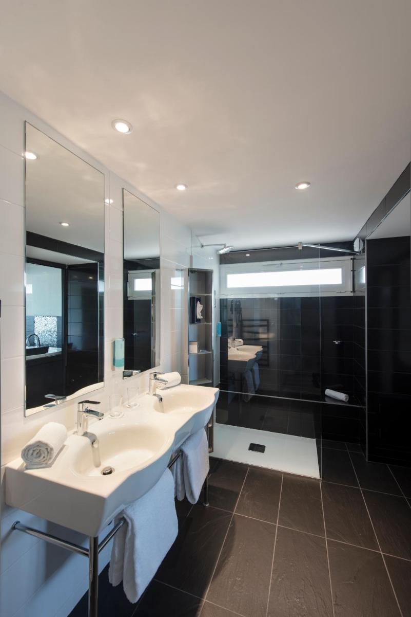 Salle de bains dans l'établissement Hôtel Valdys Thalasso & Spa - les Pins