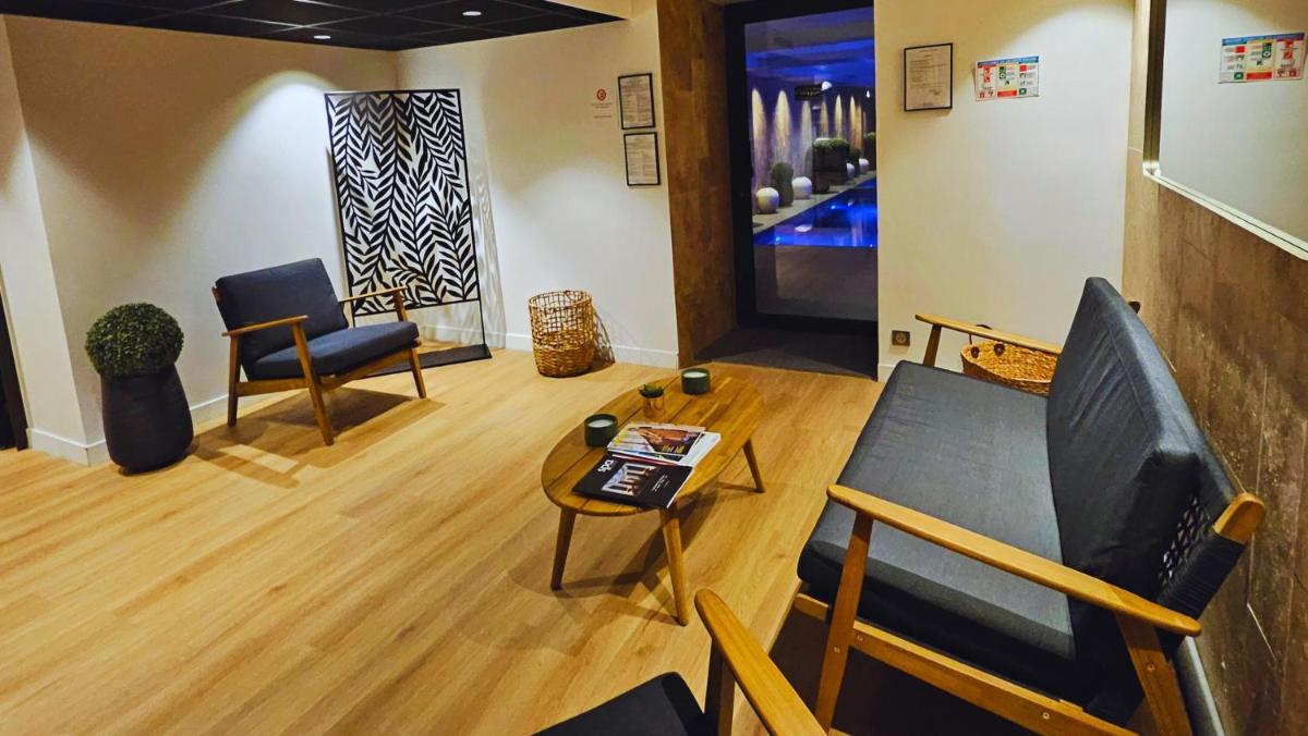 - un salon avec deux chaises, une table et une table dans l'établissement Star Champs-Elysées, à Paris