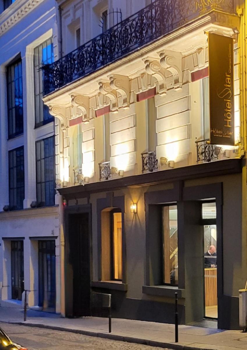 un bâtiment avec un balcon sur le côté dans l'établissement Star Champs-Elysées, à Paris