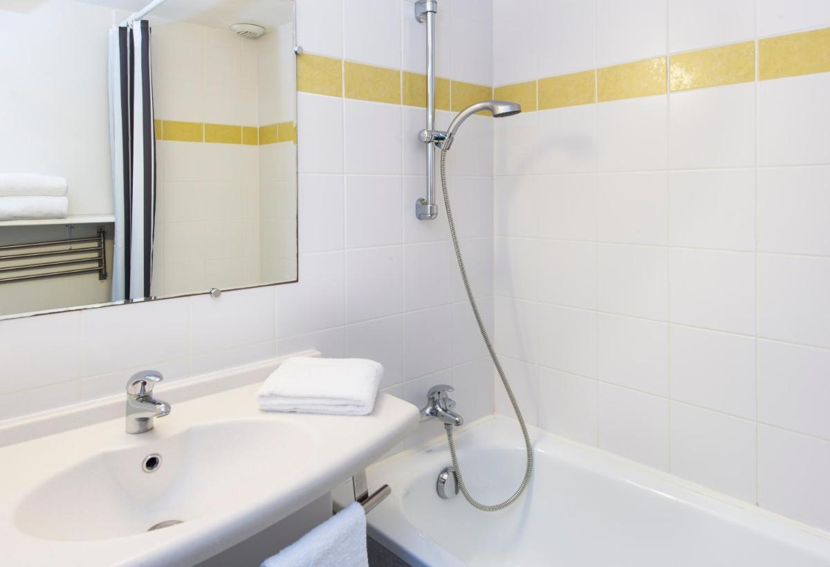 Salle de bains dans l'établissement Résidence Valdys Thalasso & Spa - les Pins