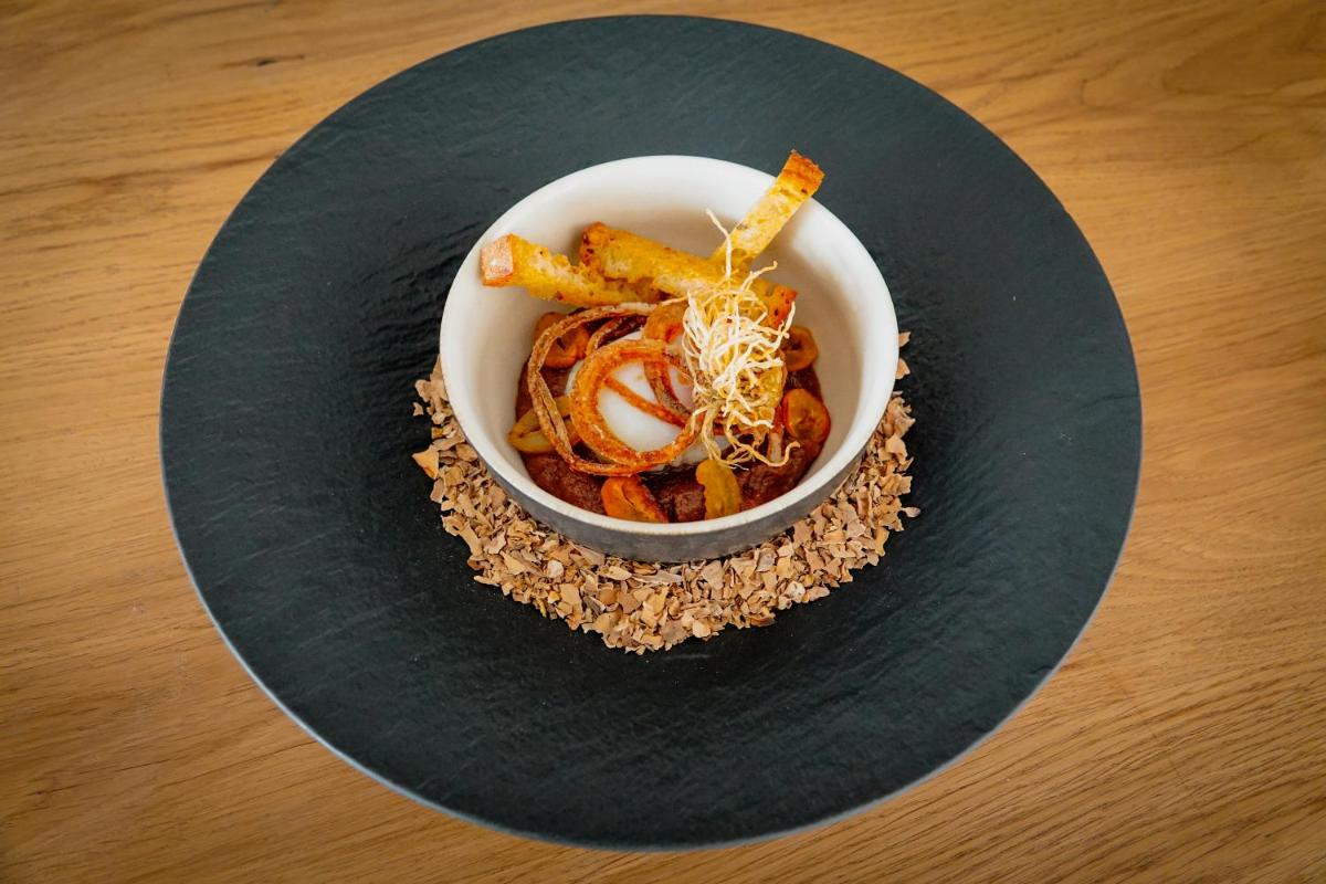 un bol de nourriture sur une assiette sur une table dans l'établissement Hôtel Valdys Thalasso & Spa - les Pins, à Saint-Jean-de-Monts 80 autres photos