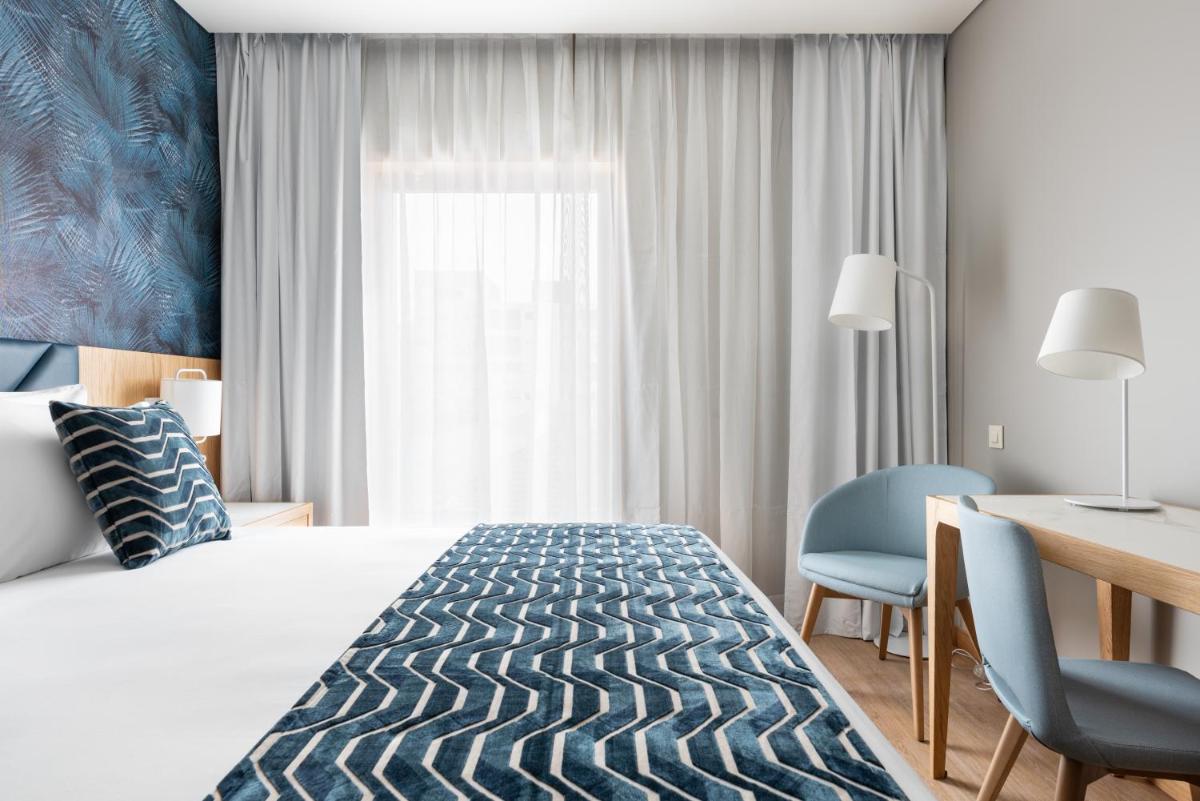 Uma cama ou camas num quarto em Eurostars Matosinhos