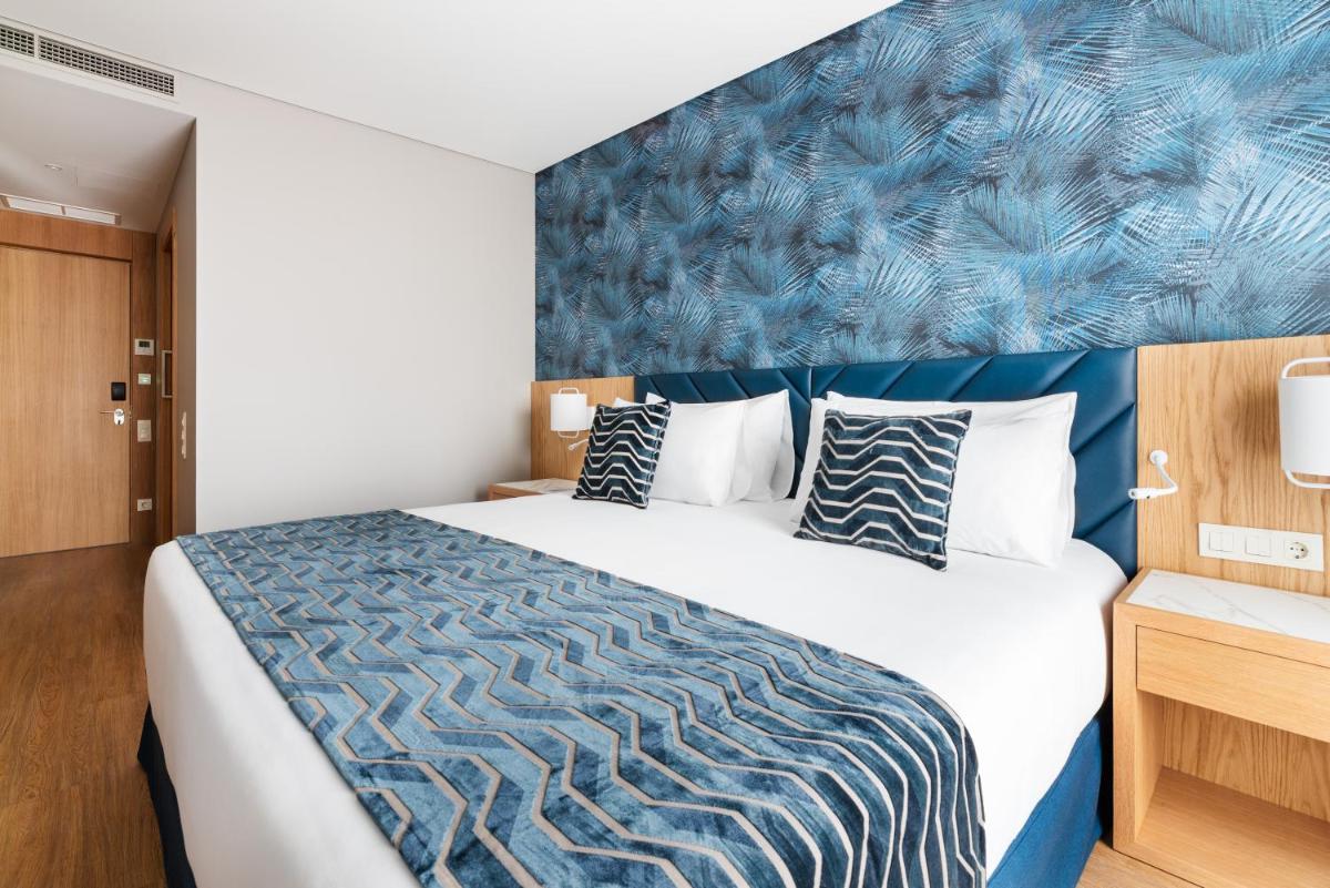 Uma cama ou camas num quarto em Eurostars Matosinhos
