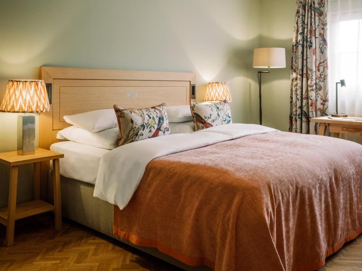 Ein Bett oder Betten in einem Zimmer der Unterkunft Spa & Resort Bachmair Weissach, LUXURY FAMILY RESORT