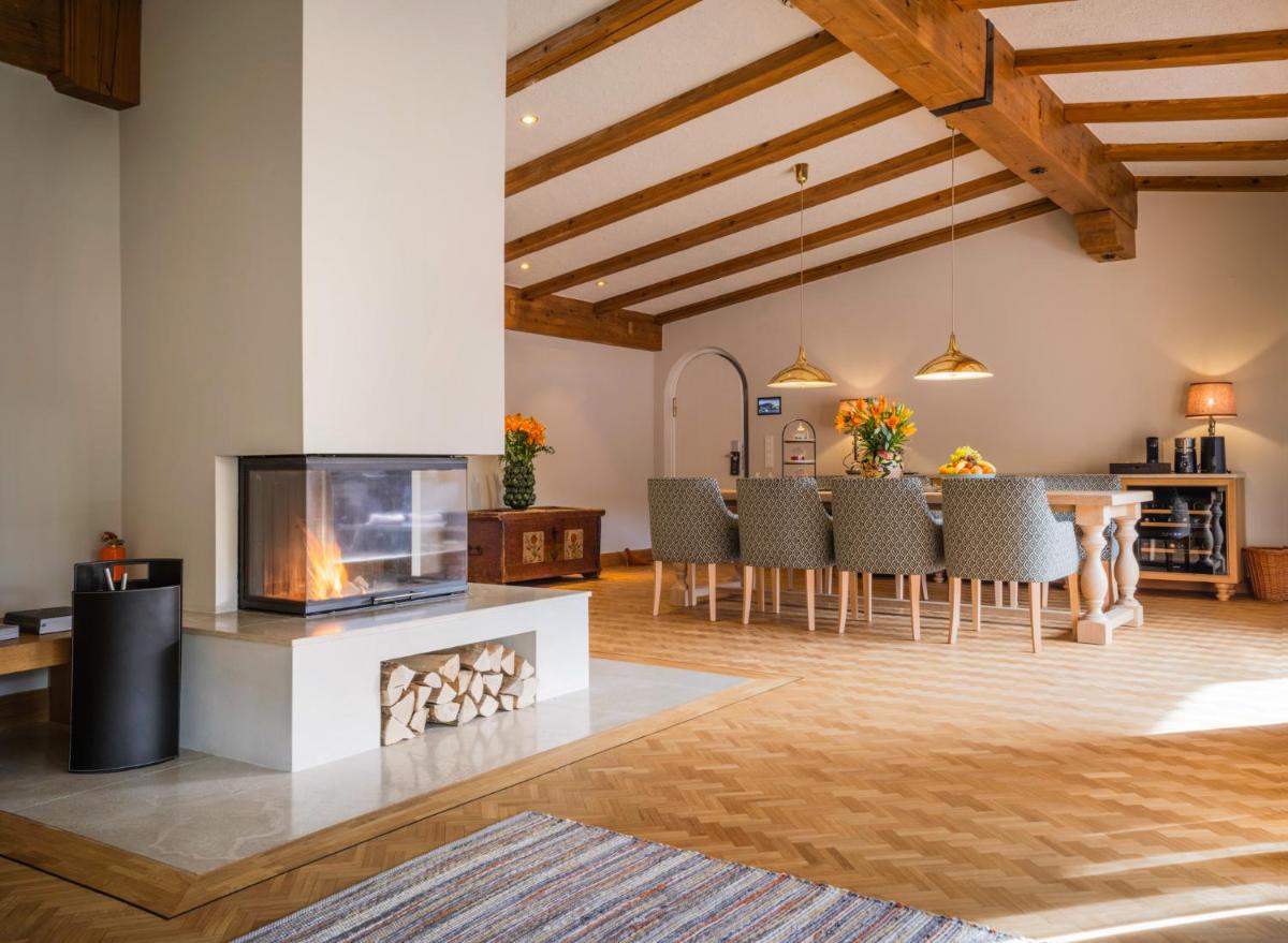 Ein Sitzbereich in der Unterkunft Spa & Resort Bachmair Weissach, LUXURY FAMILY RESORT