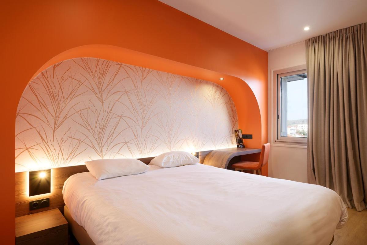 Un ou plusieurs lits dans un hébergement de l'établissement Hotel Du Commerce Spa