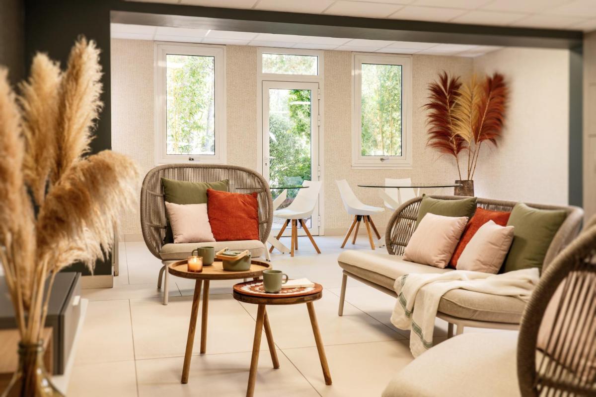 Coin salon dans l'établissement Hôtel Valdys Thalasso & Spa - les Pins