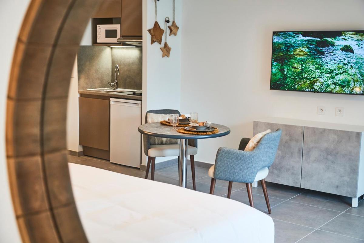 une cuisine et une salle à manger avec une table et des chaises dans l'établissement Pure Thermal Residence, à Roquebillière