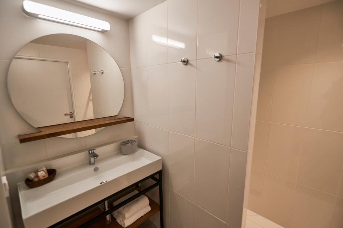 une salle de bain avec un lavabo et un miroir dans l'établissement Pure Thermal Residence, à Roquebillière 56 autres photos