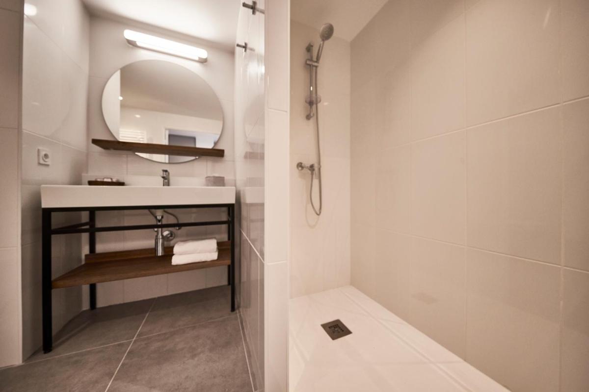 une salle de bain avec un lavabo et un miroir dans l'établissement Pure Thermal Residence, à Roquebillière