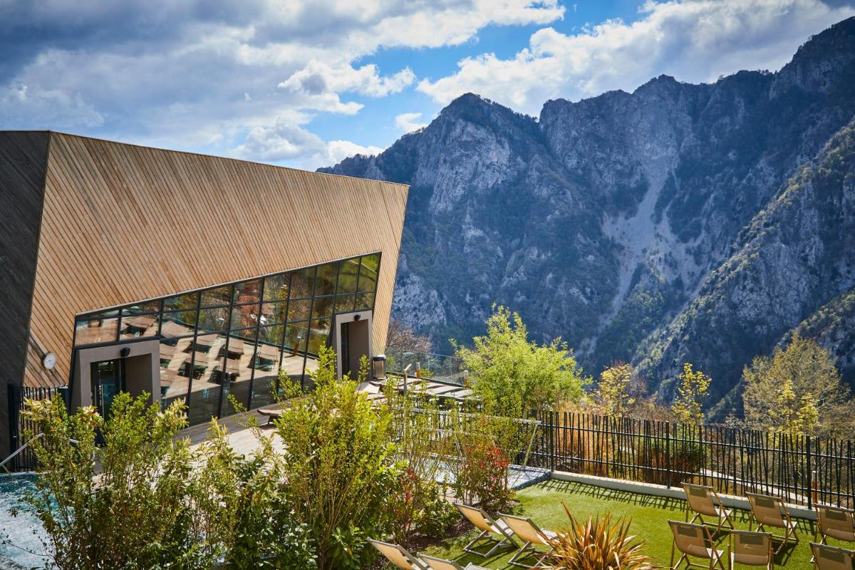 - un bâtiment avec vue sur la montagne dans l'établissement Pure Thermal Residence, à Roquebillière