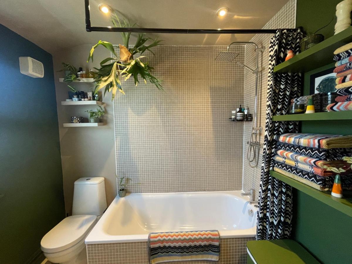 Cosy Room In Altrincham - Housity