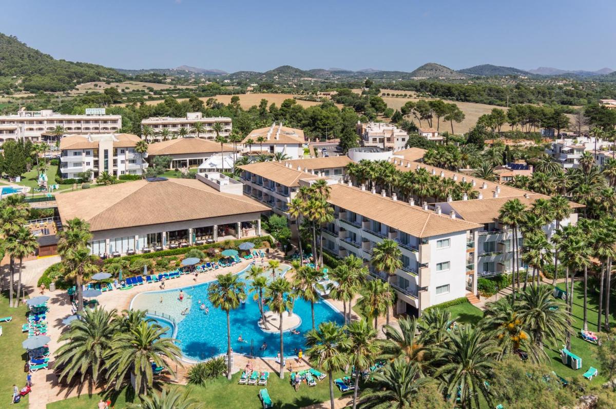 Una vista aérea de un complejo turístico con piscina. en Grupotel Mallorca Mar, en Cala Bona