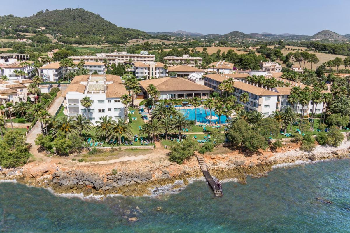 Una vista aérea de un complejo turístico con piscina. en Grupotel Mallorca Mar, en Cala Bona