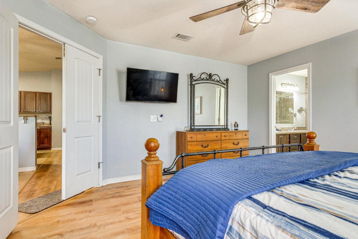 Spacious Navarre Retreat w/ Fenced-In Yard! - Housity