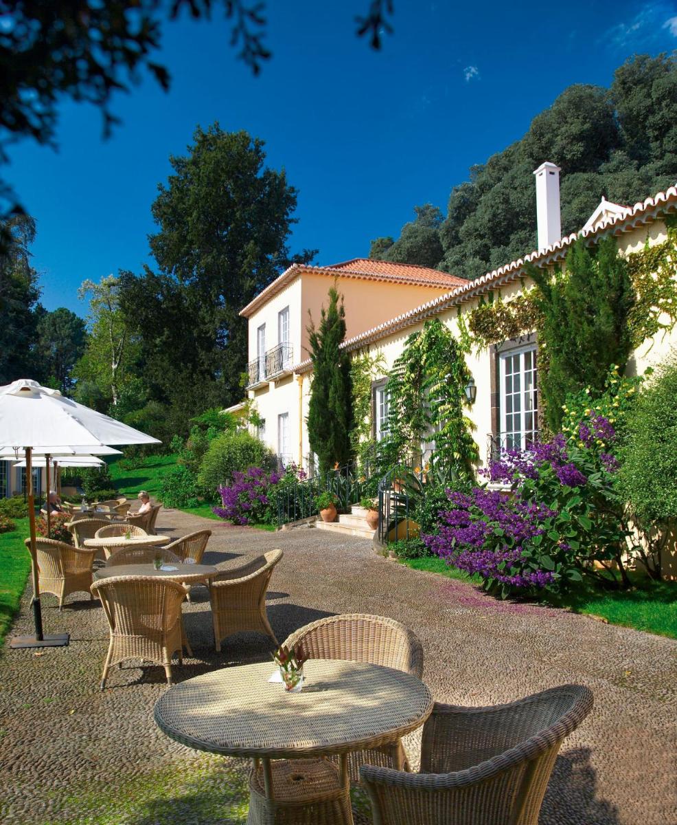 Um jardim no exterior de Casa Velha do Palheiro Relais & Chateaux