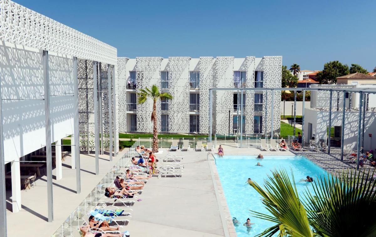 une piscine dans un complexe dans l'établissement Appart'Hotel Odalys Nakâra, au Cap d'Agde