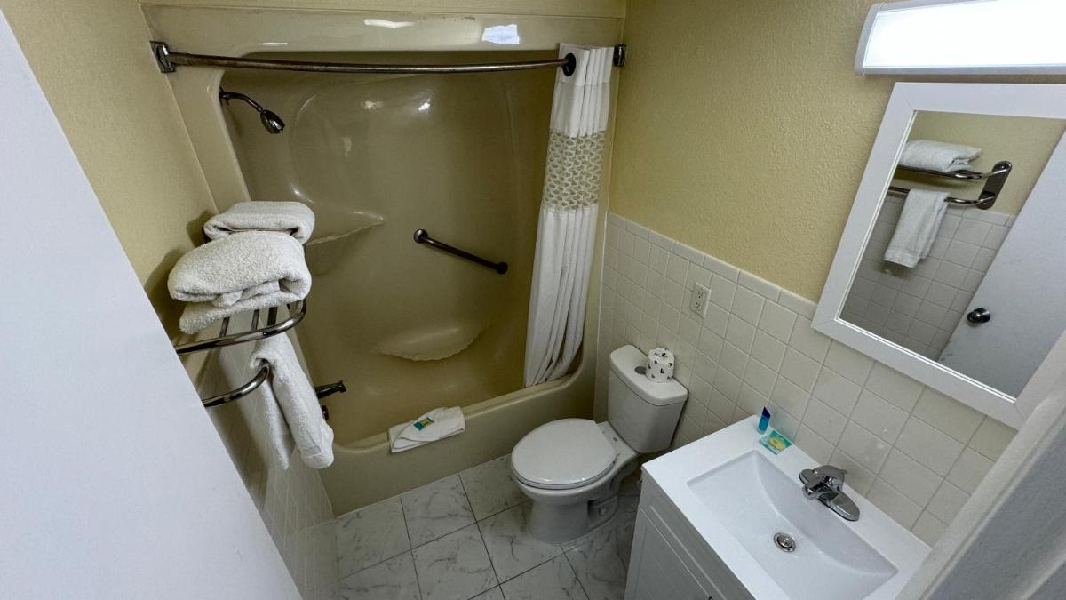 Americas Best Value Inn New London Mystic - Housity