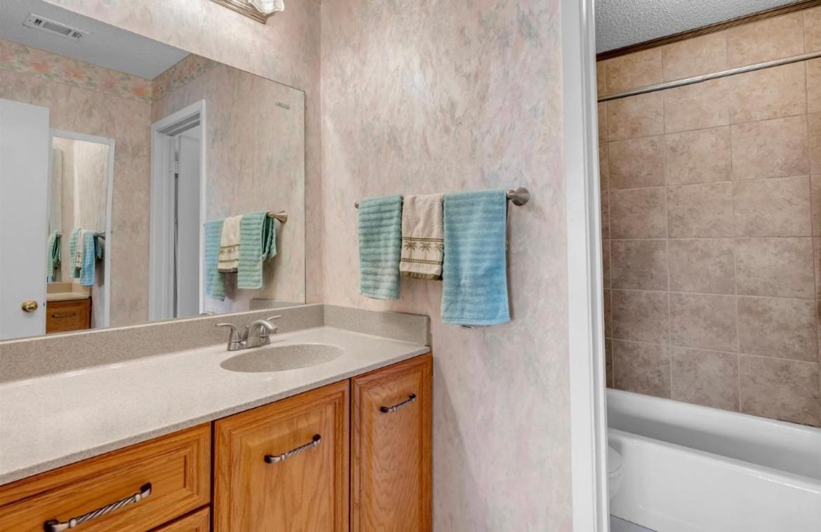 Tropical Hideaway Condo - Housity