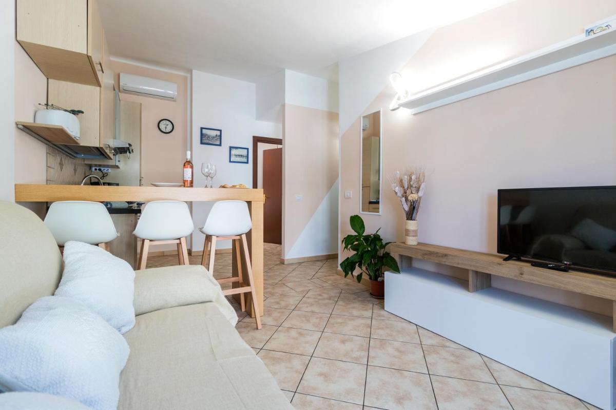 Sebastian House - Housity
