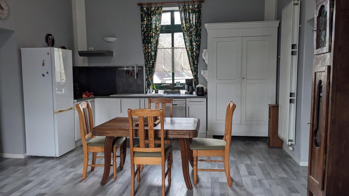 APPART' DU CHEF DE GARE gîte à Gouarec au pied de la Vélodyssée - Housity