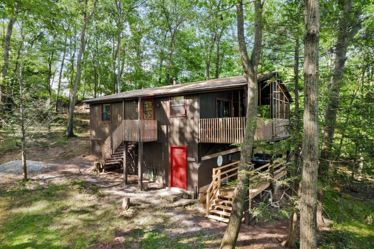 Secluded Cabin Hot Tub, Huge Deck, Fire Pit, WiFi - Housity