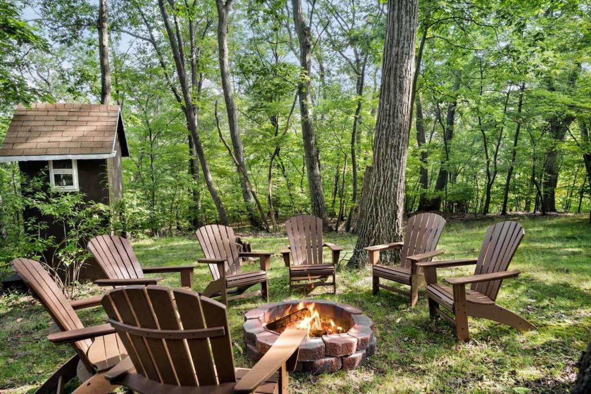 Secluded Cabin Hot Tub, Huge Deck, Fire Pit, WiFi - Housity