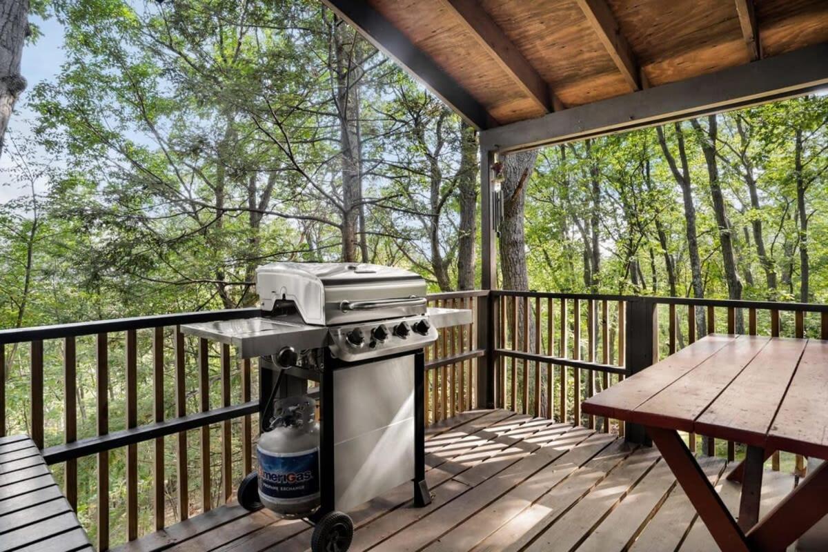Secluded Cabin Hot Tub, Huge Deck, Fire Pit, WiFi - Housity