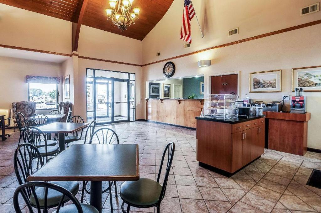 Econo Lodge Inn & Suites - Housity