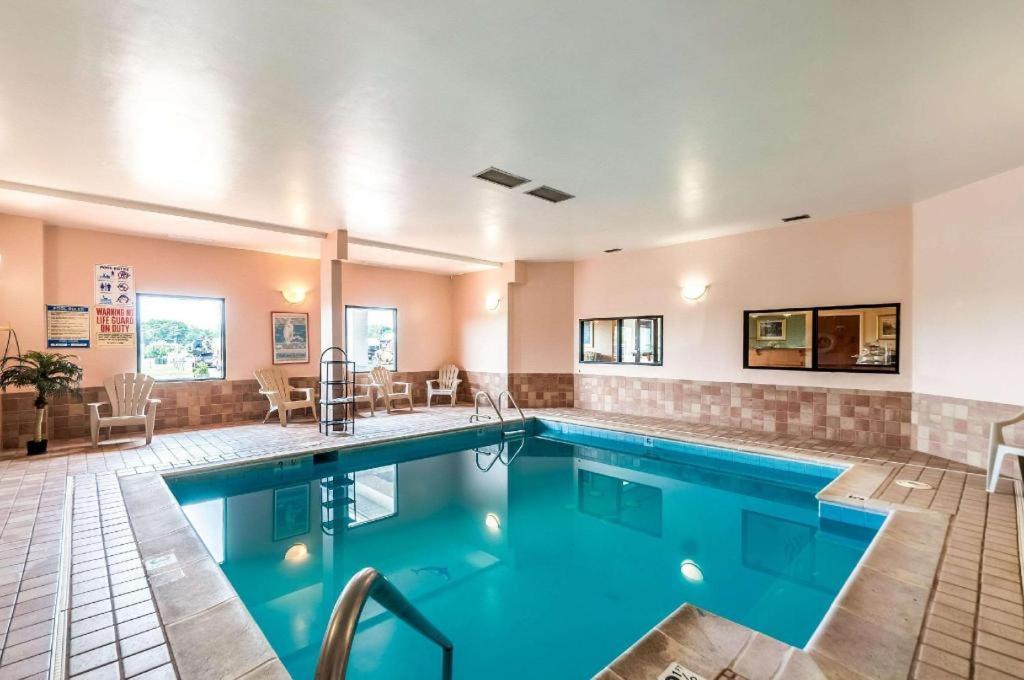 Econo Lodge Inn & Suites - Housity