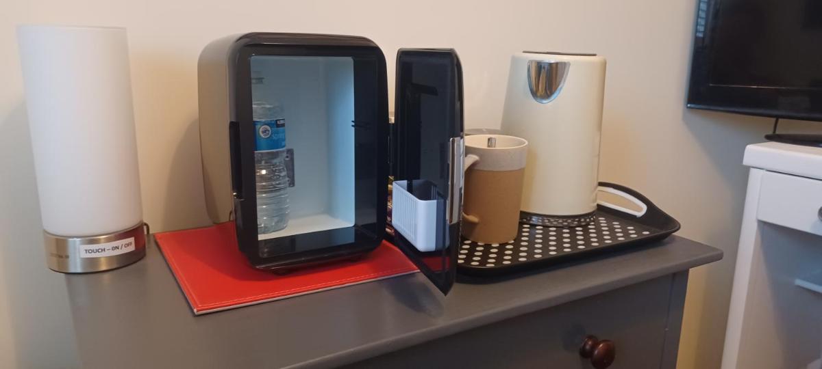 Aylesbury Lovely Double and Single Bedroom with Guest only Bathroom - Housity