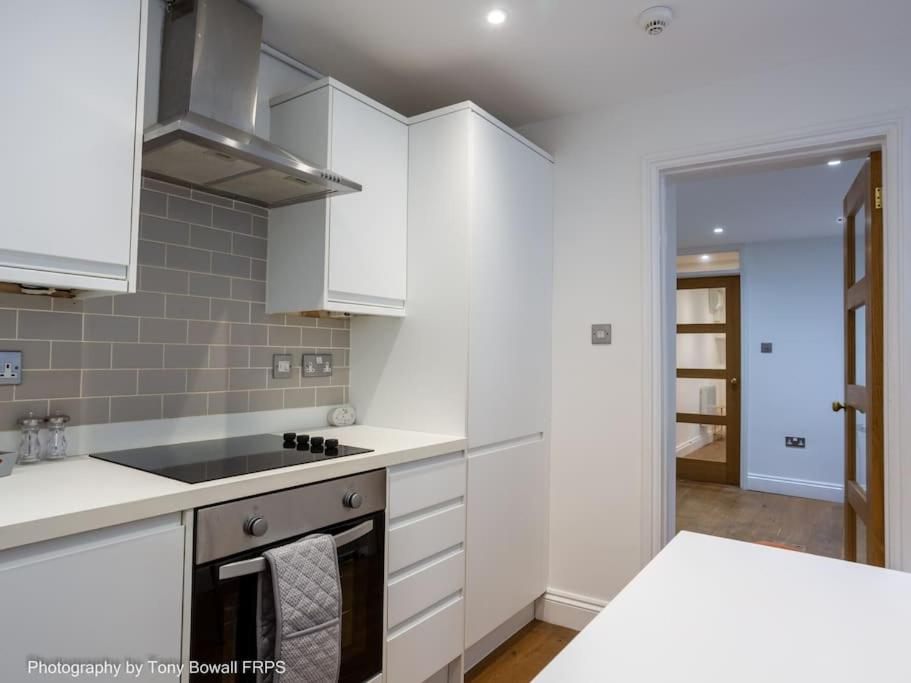 Central seaside home with peaceful patio - Housity