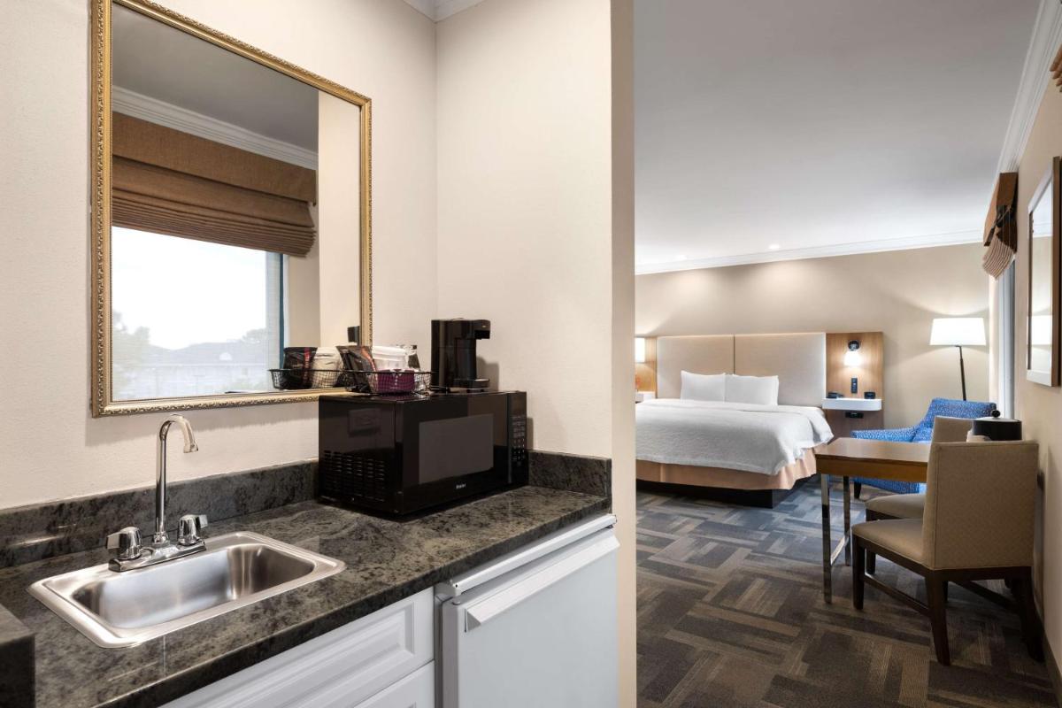 Hampton Inn Charleston North - Housity