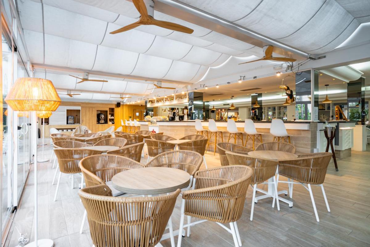 Un restaurante o sitio para comer en Bahía de Alcudia Hotel & Spa