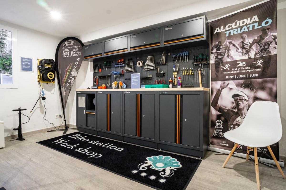 El salón o zona de bar de Bahía de Alcudia Hotel & Spa