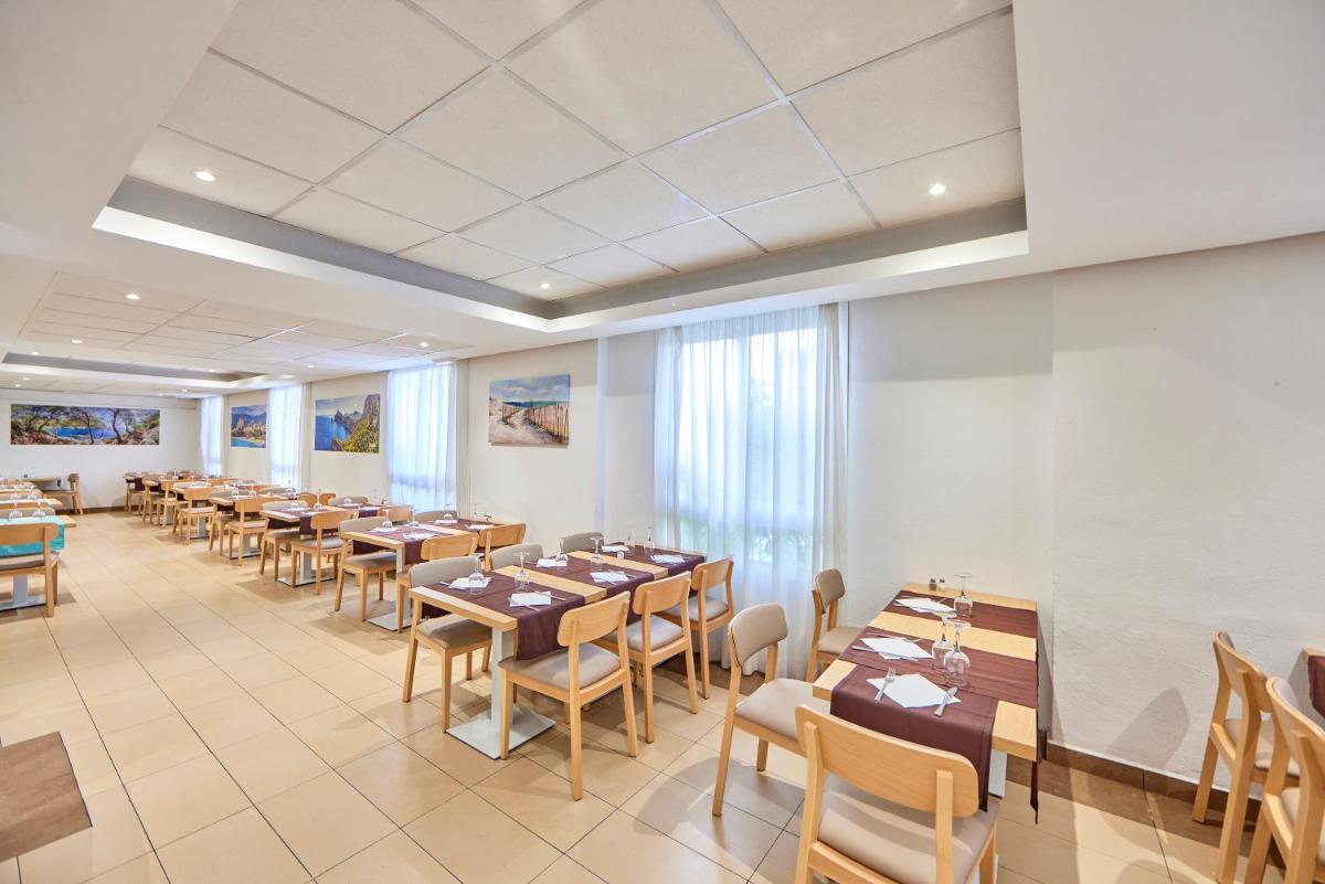 Un restaurante o sitio para comer en Hotel Ilusion Calma & Spa