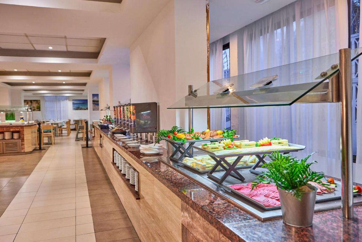 Comida en o cerca de este hotel