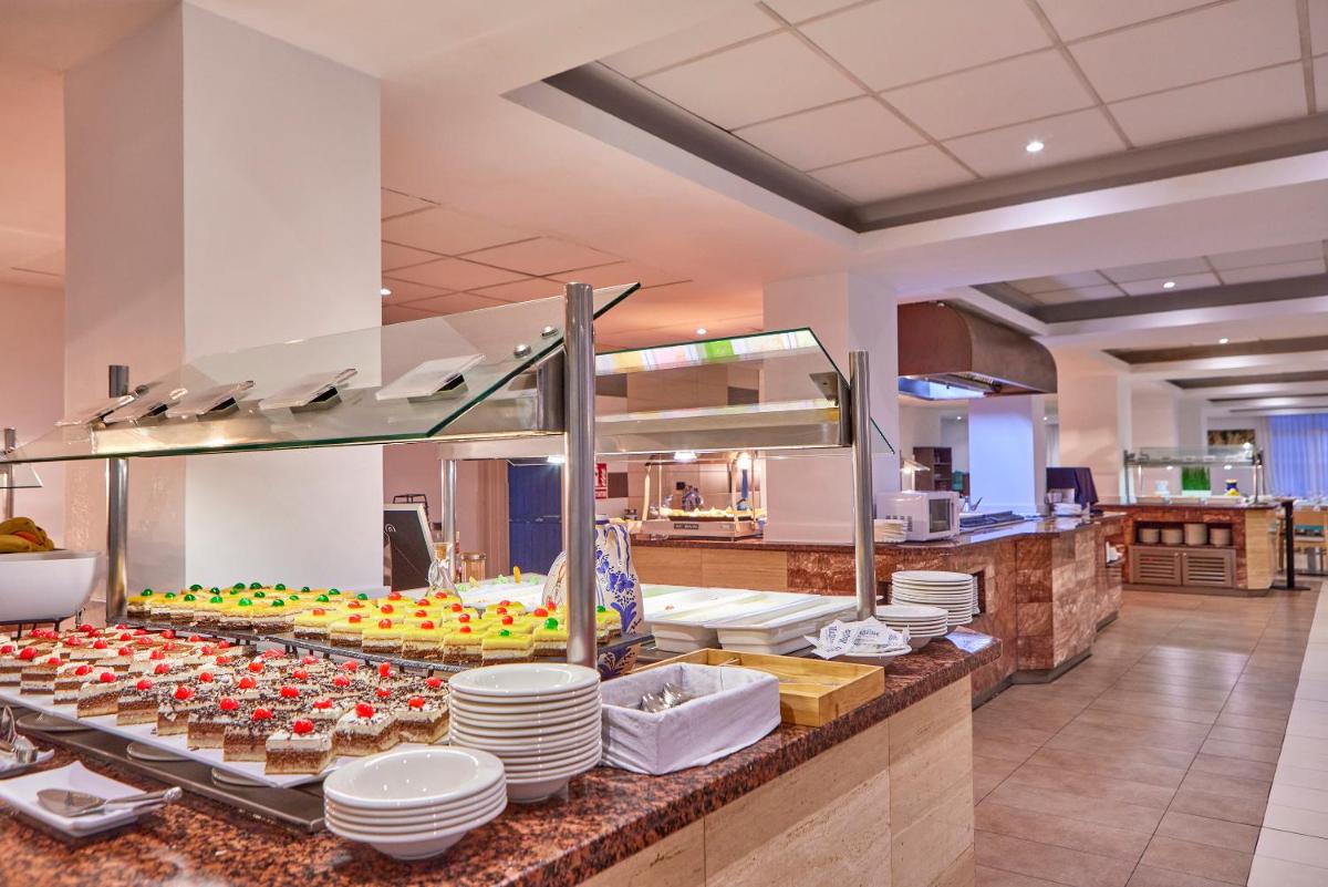 Comida en o cerca de este hotel