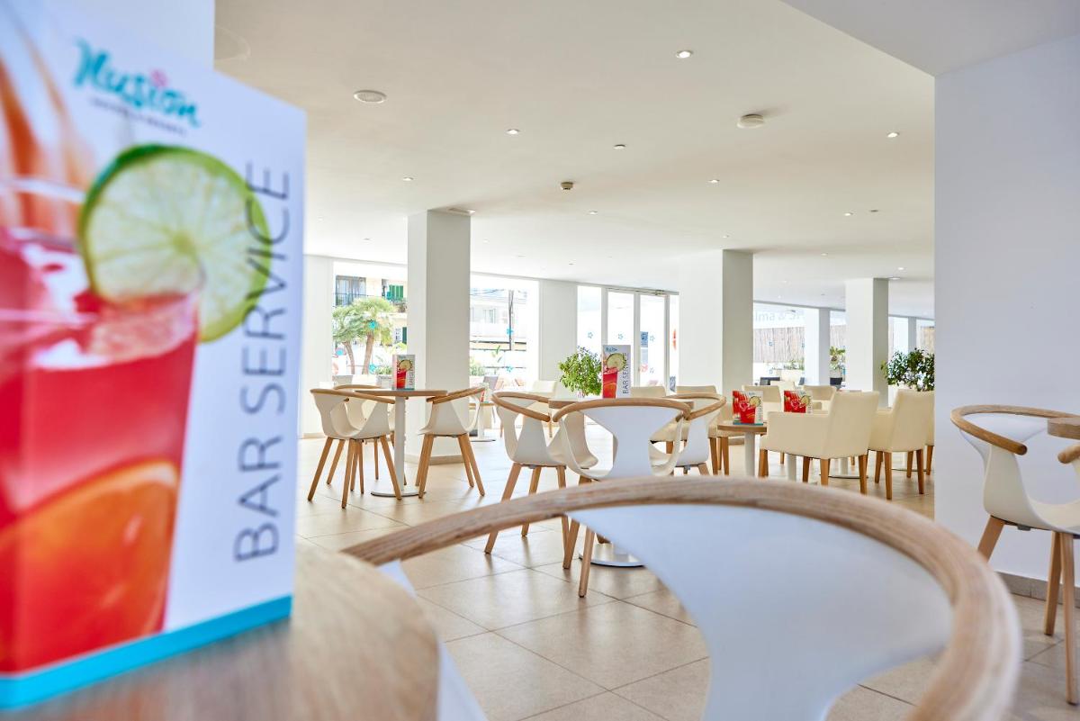 Un restaurante o sitio para comer en Hotel Ilusion Calma & Spa