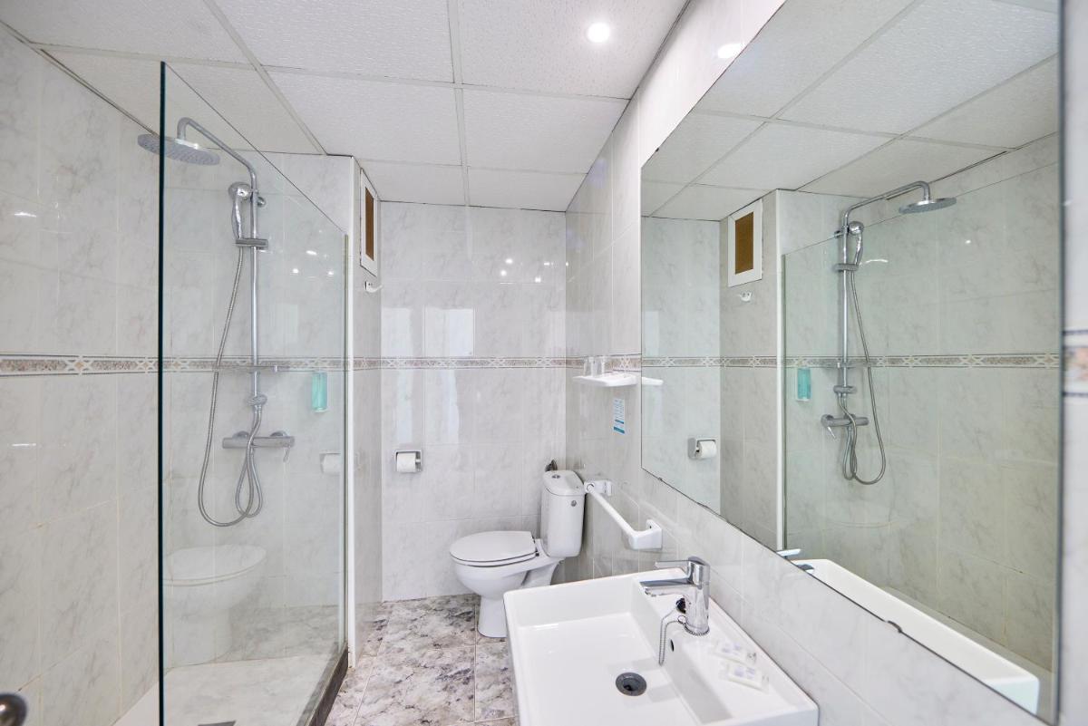 Un baño con ducha, lavabo e inodoro. en Hotel Ilusion Calma & Spa, en Can Pastilla