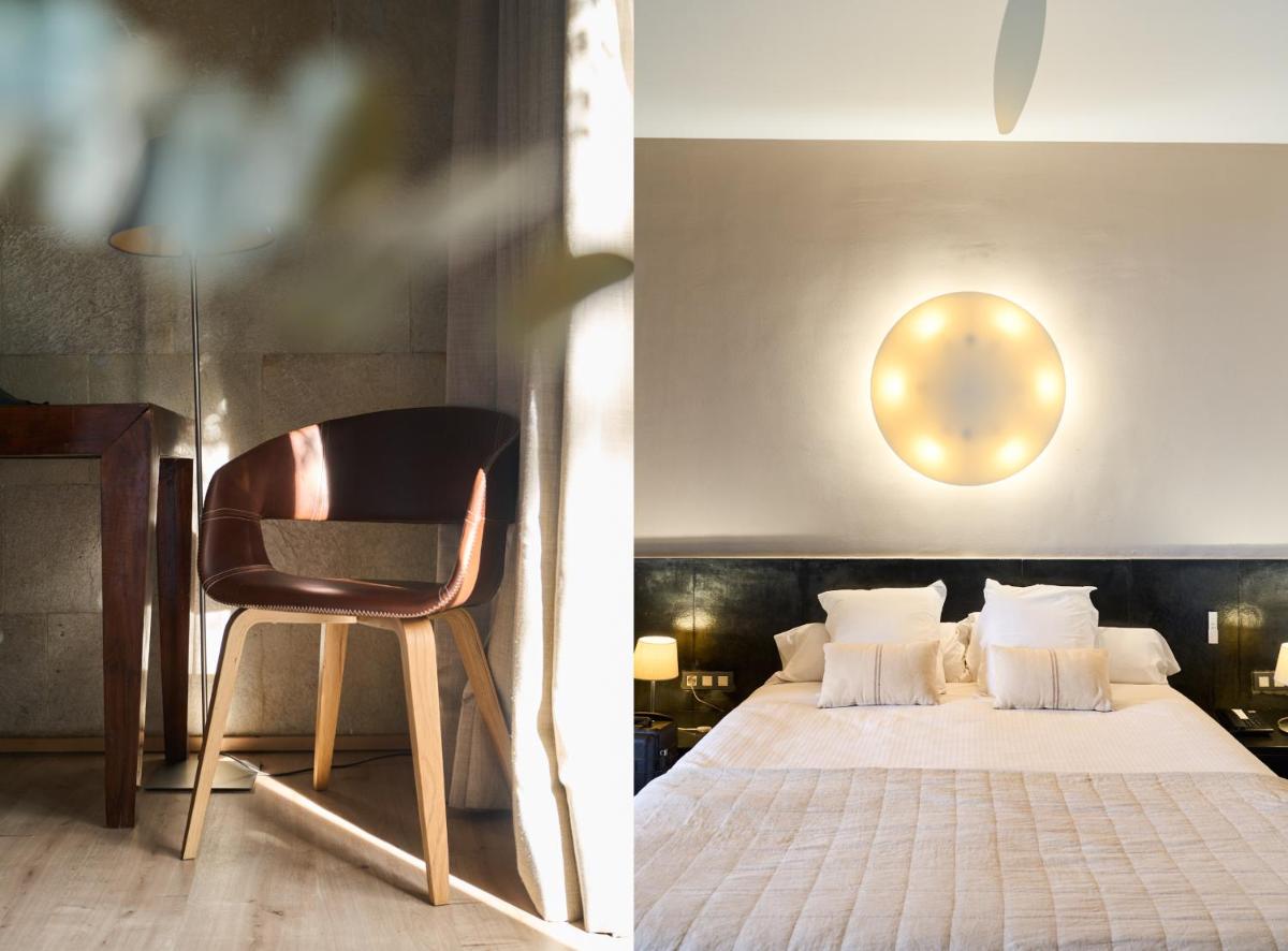 un dormitorio con una cama y una silla en Hotel Boutique Mas Passamaner, en La Selva del Camp