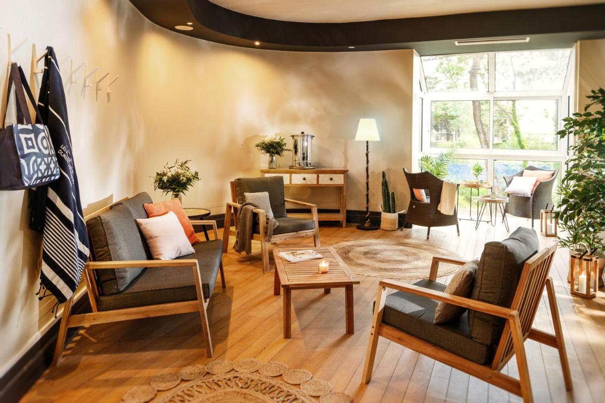 Coin salon dans l'établissement Hôtel Valdys Thalasso & Spa - les Pins
