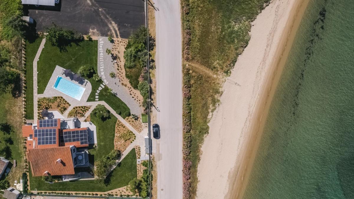 Electra BeachFront Suites, Nea Irakleia - Housity