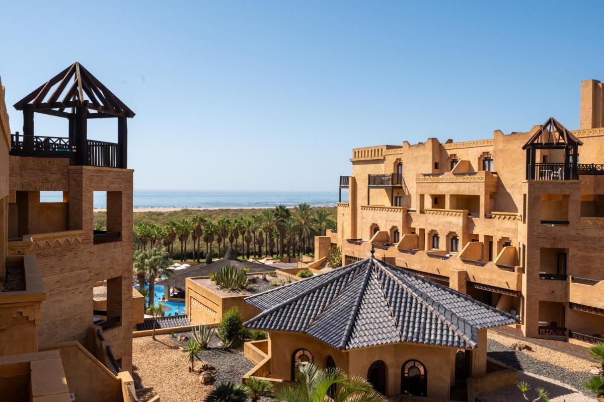 Una vista aérea de un complejo turístico con piscina. en Vila Gale Isla Canela, en Isla Canela