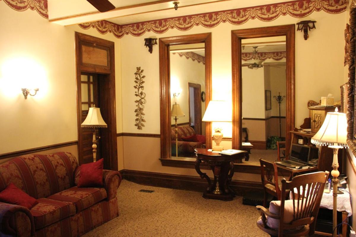 Hines Mansion - Housity