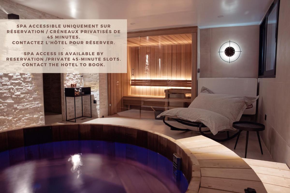 une chambre d'hôtel avec piscine et lit dans l'établissement Atypik Hotel, à Clichy
