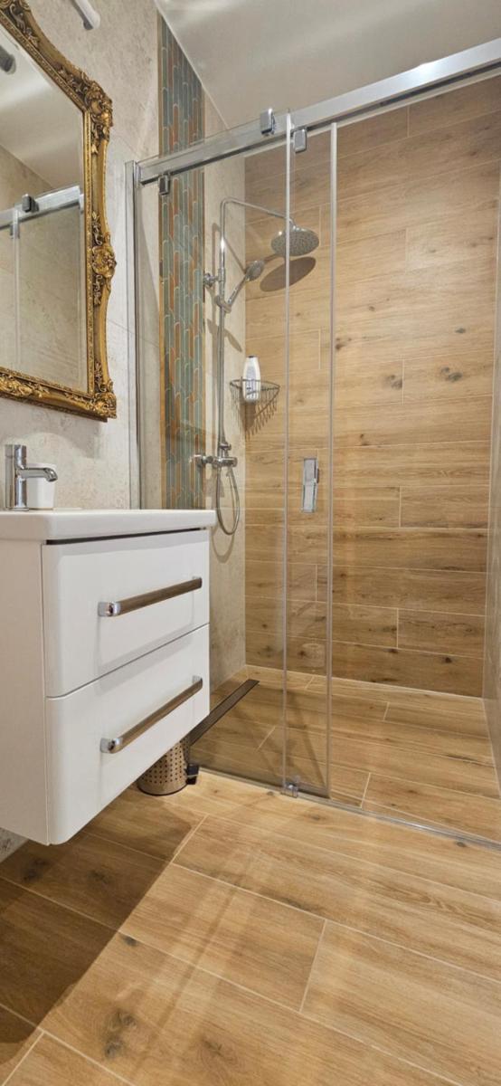 Apartamenty w Sercu Sosnówki - Housity