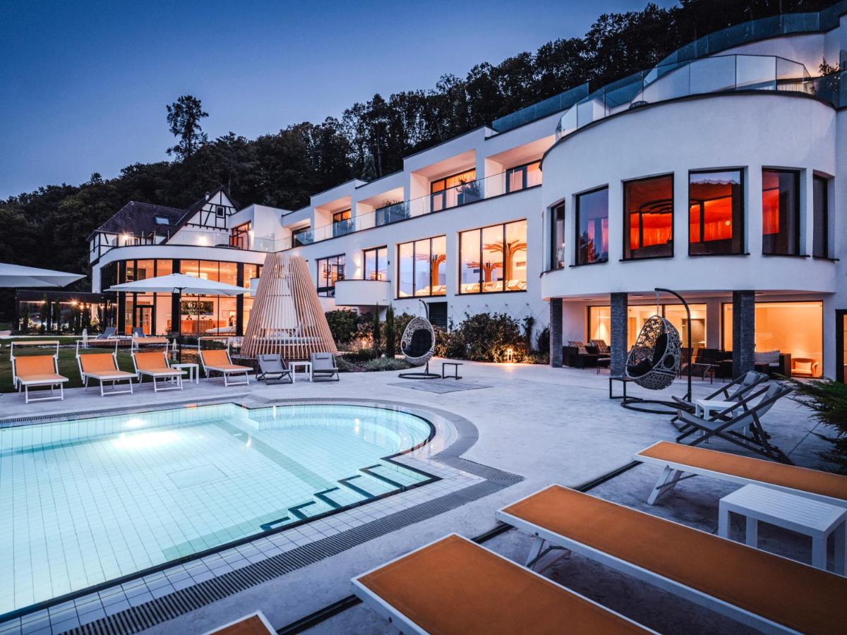 une grande maison avec une piscine devant dans l'établissement 6717 Nature Hôtel & Spa Le Clos des Délices, à Ottrott